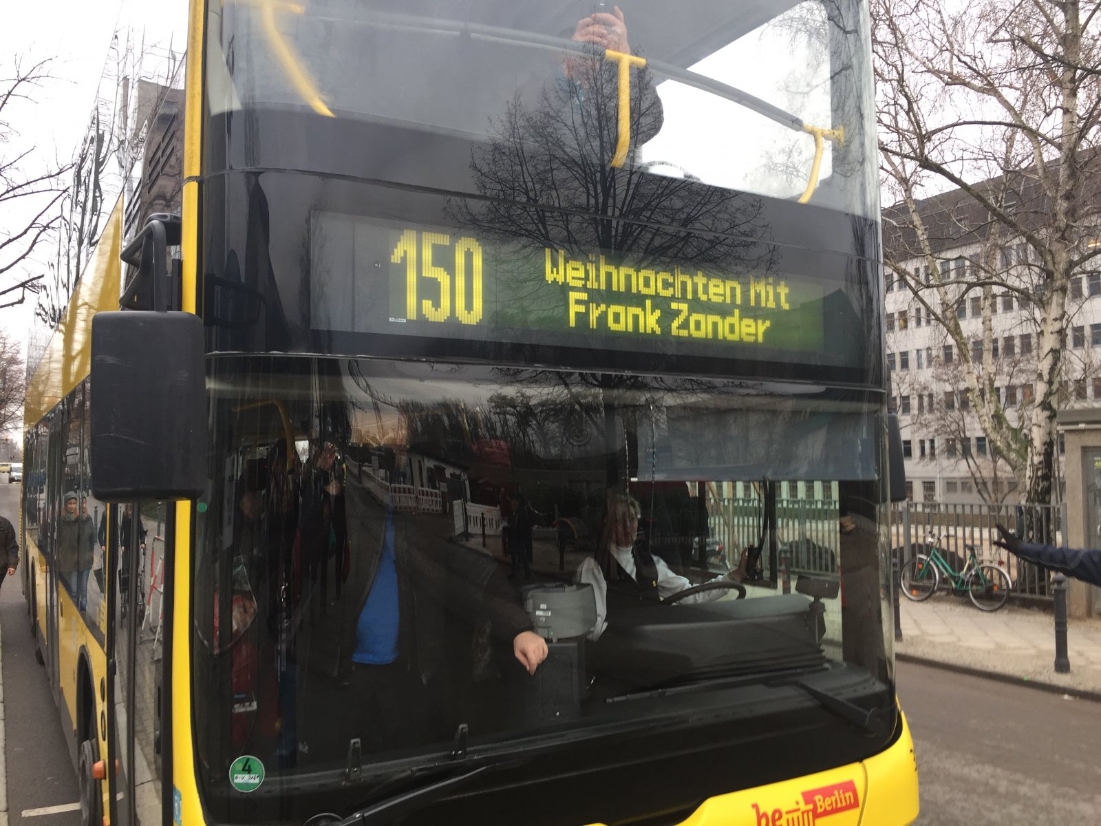 Ein BVG - Bus mit Gästen kommt am Estrel Berlin an